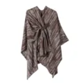 Detailaufnahme des braunen Damen Strick-Schal-Capes mit seitlicher Bindung und Muster. - Kaffeebraun