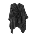Dunkelgraues Strick-Cape Detail mit einzigartigem seitlichem Knoten und eleganter Textur. - Schwarz und Grau