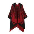 Detalle de poncho tejido rojo y negro estilo étnico, chal vintage, prenda cómoda y elegante. - Bata / Negro Rojo