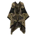 Nahaufnahme des vintage ethnischen Strickcape mit kunstvollen schwarzen und goldenen Mustern. - Oberteile / Schwarz und Gelb