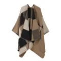 Nahaufnahme des asymmetrischen Farbblock-Strickponchos, weiche Textur und feine Details. - Khaki
