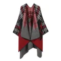 Detailansicht des karierten Damen Winter Umhangs mit klassischem Strickmuster und Saumkante. - Morgenmantel / Schwarz Rot