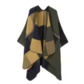 Knitcape Detailansicht mit asymmetrischem Farbblock-Design, stilvoller Damen-Ueberwurf. - Armeegrün