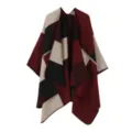 Detailaufnahme des stilvollen asymmetrischen Farbblock-Strickcape in Weinrot, Beige und Schwarz. - Burgunderrot