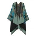 Detailansicht des Damen Winter Strick Poncho Cape, geometrisches Karomuster, weich. - Morgenmantel / Türkisgrün