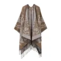 Detailansicht des braunen Kaschmir-Stils Cape mit Fransen, weich, warm und elegant gestrickt. - Khaki