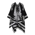 Close-up detail van zwarte en witte gebreide cape, gezellige stof met patroon en rand. - Tops / Zwart