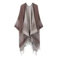 Nahaufnahme des Strick-Fransenponchos mit geometrischer Bordüre und weicher Textur. - Kaffeebraun