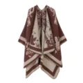 Detailopname van de gebreide cape met zachte textuur, retro bloemenpatroon en nette rand. - Tops / Bordeauxrood