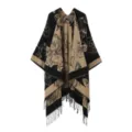 Dettaglio del poncho lavorato a maglia con motivo floreale e farfalla, elegante con frange. - Farfalla e girasole - nero e cammello