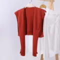 Rotes Strick-Cape Schal für Damen, stilvolles Lagenlook-Accessoire für Frühling. - Ziegelrot