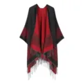 Detailansicht des geometrisch gemusterten Wende-Ponchos mit offener Front und Fransen. - Schwarz Rot