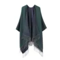 Detailansicht des geometrischen Damen Wendeponchos mit Fransen in Dunkelgrün und Marineblau. - Dunkelgrün