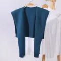Dunkelblauer Strick-Überwurf für Damen, leichtes Accessoire zum Kombinieren mit Hemden und Kleidern. - Blaugrün