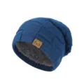 Nahaufnahme der dunkelblauen Winterstrickmütze mit kuscheligem Plüschfutter und Leder-Logo. - Marineblau
