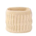 Nahaufnahme eines kuscheligen, beige Strick-Halswärmers, dicker Winterschal Snood. - Gebrochenes Weiß