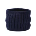 Nahaufnahme des dunkelblauen Winter-Knitted-Halswärmers mit weicher Fleece-Futterstruktur. - Marineblau