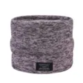 Gemütlicher Winter-Strick-Halswärmer mit weichem Fleecefutter, Detailansicht. - Rosa
