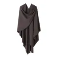 Detailansicht des dunkelbraunen Strick-Umhangs aus weichem Garn mit modischem Schlitz-Design. - Dunkelgrau