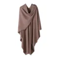 Detailansicht des gestrickten Damen Cape Schals in Braun mit elegantem drapiertem offenen Design. - Camel