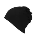 Vue détaillée du bonnet souple en coton noir montrant sa texture douce et sa coupe. - Noir