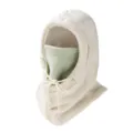 Dettaglio del cappuccio da ciclismo in pile invernale con tessuto bianco morbido e coulisse regolabile. - Bianco