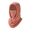 Dettaglio del sottocasco in pile con consistenza morbida, coulisse regolabile e maschera integrata. - Rosa