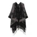 Elegantes schwarz-graues Strick-Poncho-Cape mit Blumen-Schmetterlingsmuster und Fransen. - Schmetterling-Sonnenblume - Schwarz & Grau