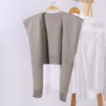 Graues Strickschultertuch für Damen, leichtes Sommer Capelet passend zu Kleidern. - Hellgrau