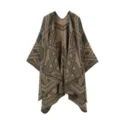 Nahaufnahme des geometrischen Strick-Ponchos mit stilvollem Kettenmuster für Reisen. - Grün-Kamelfarben