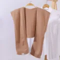 Detailansicht eines Damen Strick-Kurz-Schals in Kamelbraun, weiche Textur und feiner Strick. - Khaki