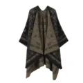 Detailansicht des wendbaren Damen Strick Paisleyschals, weiche Textur fuer warme Herbstmode. - Camel