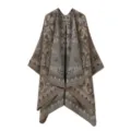 Detailansicht des vintage paisley gemusterten Strickschaals mit feiner Kantenverarbeitung. - Khaki