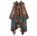 Detailansicht des Vintage ethnischen geometrischen Strickponchos, warmer und stilvoller Umhang. - Ethno-Rautenmuster - Khaki