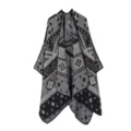 Retro geometrisches Stricktuch, kuscheliger offener Poncho fuer Damen und Herren im Herbst. - Grau