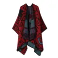 Nahaufnahme des roten Strick-Ponchos mit abstraktem Muster und gemütlicher Cape-Textur. - Schriftzeichen-Muster - Rot