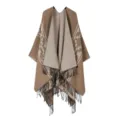 Detaillierte Nahaufnahme des gestrickten Fransenponchos mit geometrischem Muster und Textur. - Tetris - Khaki