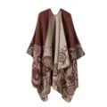 Gedetailleerd uitzicht op een omkeerbare kasjmier motief omslagdoek cape in bordeaux en beige. - Paisley rand - Koffie