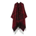 Ethenischer Strick-Fransen-Schal Umhang Detail mit rot schwarzem Muster und Textur. - Rot