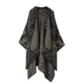 Detailansicht des Damen Strick Kapuzen Ponchos mit gemustertem Design fuer kalte Tage. - Olivgrün
