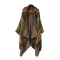 Vista detallada del poncho con capucha étnico que muestra el patrón de punto geométrico. - Verde oliva