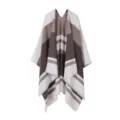 Detailaufnahme des kuscheligen Damen Strick Ponchos mit Streifen und weicher Texturstruktur. - Beige und Kaffee
