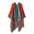 Detailopname van de omkeerbare gebreide cape met opvallend oranje paisley patroon. - Paisley rand - Oranje & blauw