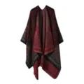 Detailansicht des rot-schwarzen Strick-Ponchos im ethnischen Paisley-Muster offen. - Schwarz Rot