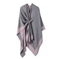 Detailansicht des grauen und rosa Strick-Ponchos für Damen mit elegantem Drapierungs-Design. - Altrosa