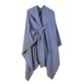 Blau-grauer Damen Winter warmer Schal Umhang, stilvolle einfarbige Decke mit Kontrastkante. - Hellblau