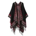 Gedetailleerd overzicht van de etnische boho gebreide poncho sjaal met geometrisch patroon. - Driehoekige kwastjes - Zwart