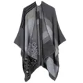 Detailansicht des grauen Strickumhangs mit geometrischem Muster und Leoparden-Print. - Schwarzer Leopard