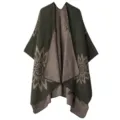 Detailansicht des dunkelgrünen Strick-Ponchos mit elegantem Sonnenblumen-Musterdesign. - Sonnenblume - Doppelseitig Armeegrün & Dunkelbraun