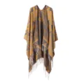 Nahaufnahme der geometrischen Muster und Fransen am bohemian Winterponcho für kalte Tage. - Geometrisches Quasten-Muster TR - Gelb